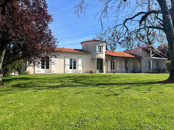 Maison - 7 pièces - 210 m²