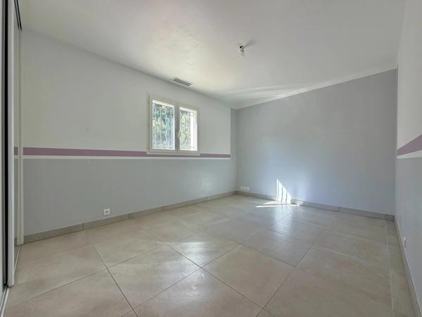 VILLA DE PLAIN-PIED - 4 CHAMBRES - TERRAIN DE 4 407 M² - DPE A - 83780 Flayosc - Réf 87514475