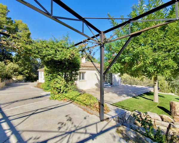 VILLA DE PLAIN-PIED - 4 CHAMBRES - TERRAIN DE 4 407 M² - DPE A - 83780 Flayosc - Réf 87514475
