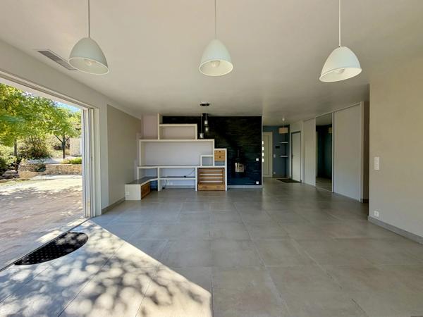 VILLA DE PLAIN-PIED - 4 CHAMBRES - TERRAIN DE 4 407 M² - DPE A - 83780 Flayosc - Réf 87514475