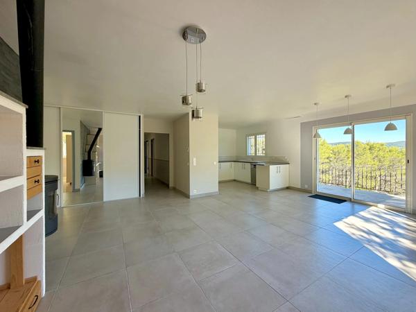 VILLA DE PLAIN-PIED - 4 CHAMBRES - TERRAIN DE 4 407 M² - DPE A - 83780 Flayosc - Réf 87514475