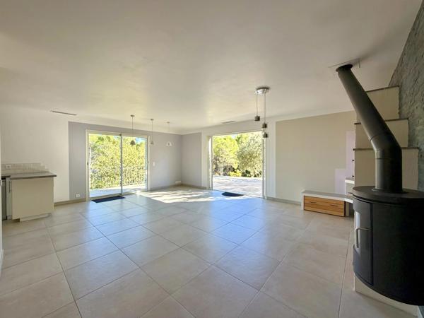 VILLA DE PLAIN-PIED - 4 CHAMBRES - TERRAIN DE 4 407 M² - DPE A - 83780 Flayosc - Réf 87514475