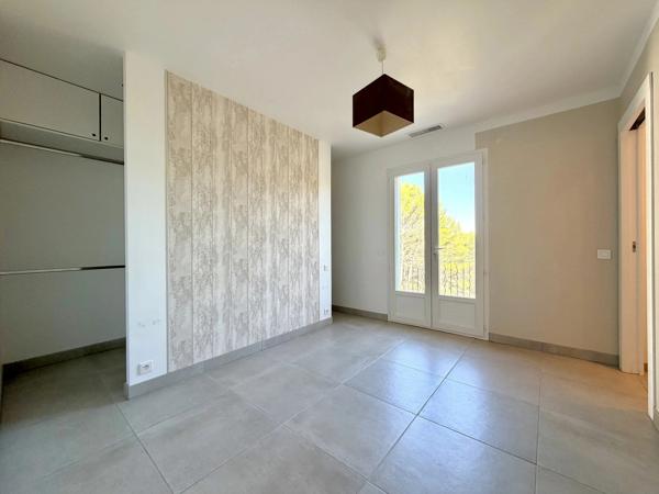 VILLA DE PLAIN-PIED - 4 CHAMBRES - TERRAIN DE 4 407 M² - DPE A - 83780 Flayosc - Réf 87514475