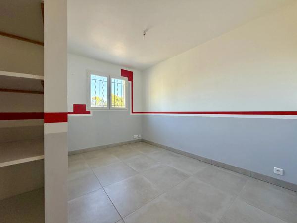 VILLA DE PLAIN-PIED - 4 CHAMBRES - TERRAIN DE 4 407 M² - DPE A - 83780 Flayosc - Réf 87514475