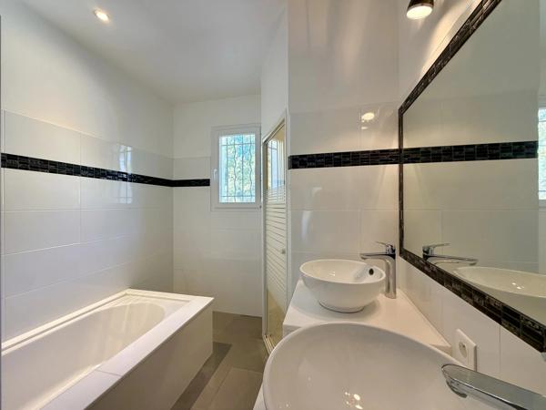 VILLA DE PLAIN-PIED - 4 CHAMBRES - TERRAIN DE 4 407 M² - DPE A - 83780 Flayosc - Réf 87514475