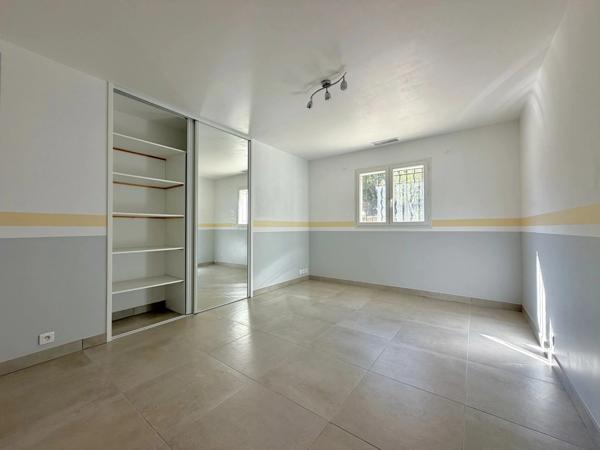 VILLA DE PLAIN-PIED - 4 CHAMBRES - TERRAIN DE 4 407 M² - DPE A - 83780 Flayosc - Réf 87514475