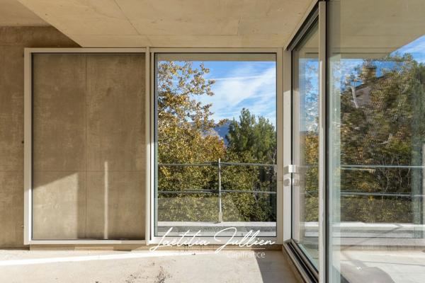 Dpt Bouches du Rhône (13), à vendre MARSEILLE 8EME ARRONDISSEMENT Villa moderne T5 de 250m² - Terrain de 700m² Vue panoramique - Quartier du Carré d'OR - Haut de Périer