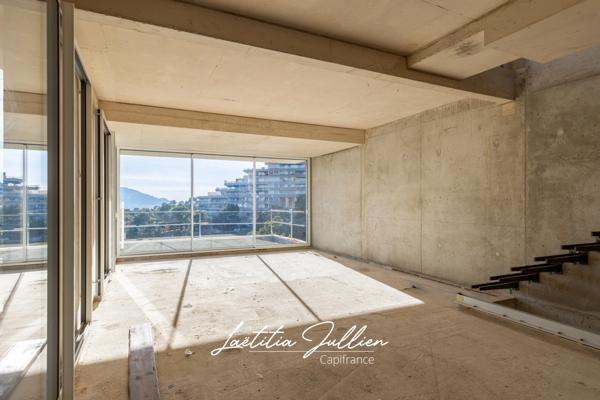 Dpt Bouches du Rhône (13), à vendre MARSEILLE 8EME ARRONDISSEMENT Villa moderne T5 de 250m² - Terrain de 700m² Vue panoramique - Quartier du Carré d'OR - Haut de Périer
