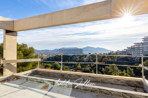 Dpt Bouches du Rhône (13), à vendre MARSEILLE 8EME ARRONDISSEMENT Villa moderne T5 de 250m² - Terrain de 700m² Vue panoramique - Quartier du Carré d'OR - Haut de Périer