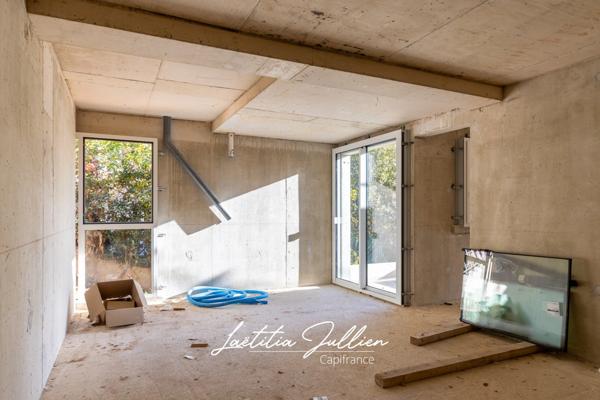 Dpt Bouches du Rhône (13), à vendre MARSEILLE 8EME ARRONDISSEMENT Villa moderne T5 de 250m² - Terrain de 700m² Vue panoramique - Quartier du Carré d'OR - Haut de Périer