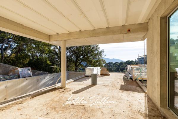 Dpt Bouches du Rhône (13), à vendre MARSEILLE 8EME ARRONDISSEMENT Villa moderne T5 de 250m² - Terrain de 700m² Vue panoramique - Quartier du Carré d'OR - Haut de Périer