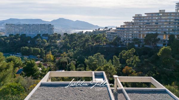 Dpt Bouches du Rhône (13), à vendre MARSEILLE 8EME ARRONDISSEMENT Villa moderne T5 de 250m² - Terrain de 700m² Vue panoramique - Quartier du Carré d'OR - Haut de Périer