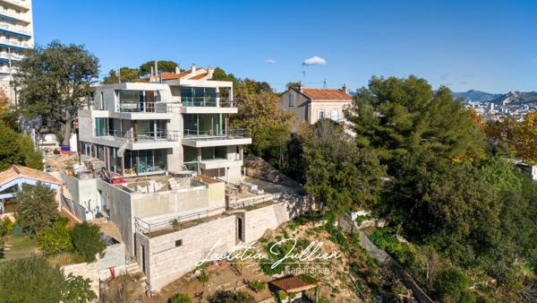 Dpt Bouches du Rhône (13), à vendre MARSEILLE 8EME ARRONDISSEMENT Villa moderne T5 de 250m² - Terrain de 700m² Vue panoramique - Quartier du Carré d'OR - Haut de Périer