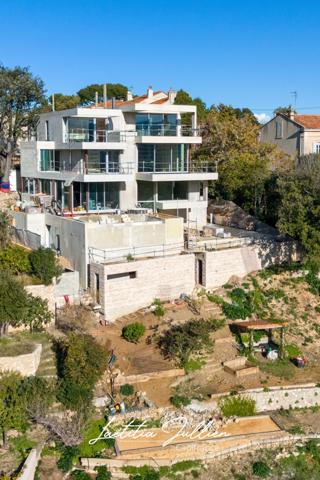 Dpt Bouches du Rhône (13), à vendre MARSEILLE 8EME ARRONDISSEMENT Villa moderne T5 de 250m² - Terrain de 700m² Vue panoramique - Quartier du Carré d'OR - Haut de Périer
