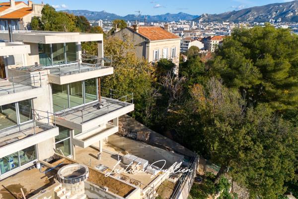 Dpt Bouches du Rhône (13), à vendre MARSEILLE 8EME ARRONDISSEMENT Villa moderne T5 de 250m² - Terrain de 700m² Vue panoramique - Quartier du Carré d'OR - Haut de Périer