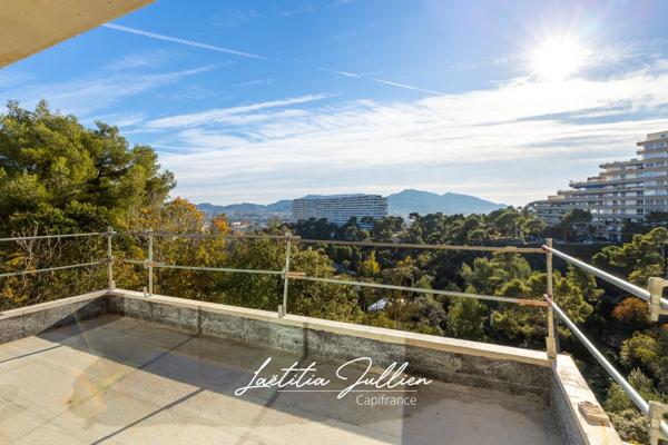 Dpt Bouches du Rhône (13), à vendre MARSEILLE 8EME ARRONDISSEMENT Villa moderne T5 de 250m² - Terrain de 700m² Vue panoramique - Quartier du Carré d'OR - Haut de Périer