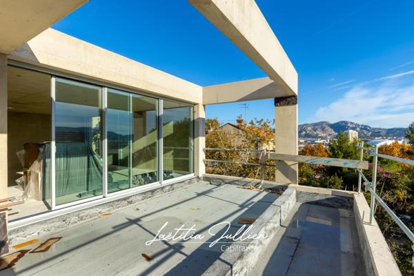 Dpt Bouches du Rhône (13), à vendre MARSEILLE 8EME ARRONDISSEMENT Villa moderne T5 de 250m² - Terrain de 700m² Vue panoramique - Quartier du Carré d'OR - Haut de Périer
