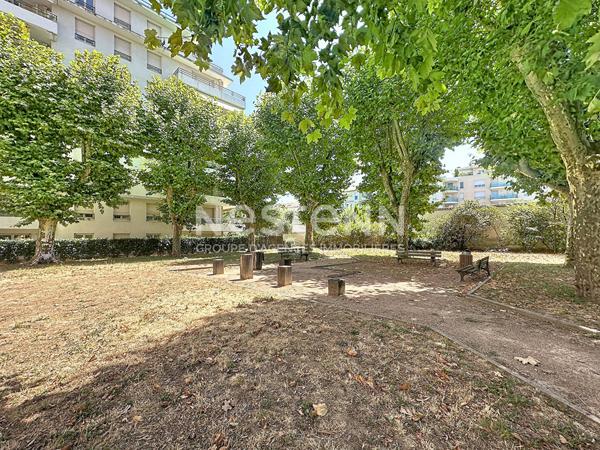 Appartement rez de jardin 4 pièces 3 chambres avec 2 terrasses et une cave - 69008 LYON