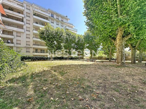 Appartement rez de jardin 4 pièces 3 chambres avec 2 terrasses et une cave - 69008 LYON