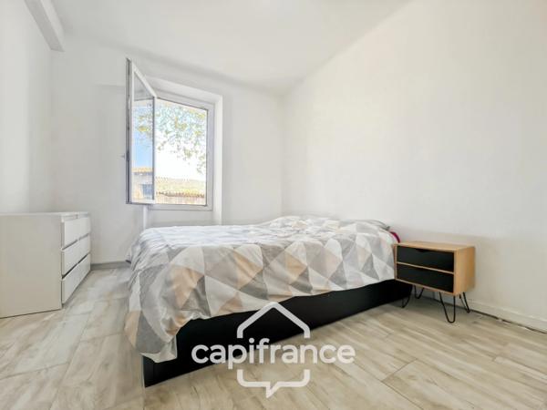 Centre de SAINT CANNAT : Maison de village entièrement RENOVEE DE 112 M2 environ , avec EXTERIEUR, 2 étages , 4 chambres .