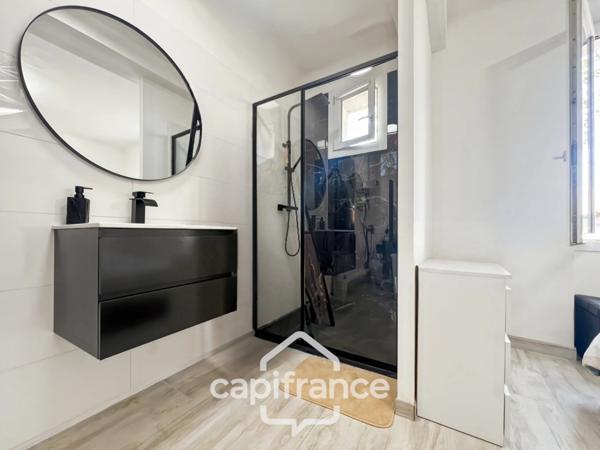 Centre de SAINT CANNAT : Maison de village entièrement RENOVEE DE 112 M2 environ , avec EXTERIEUR, 2 étages , 4 chambres .