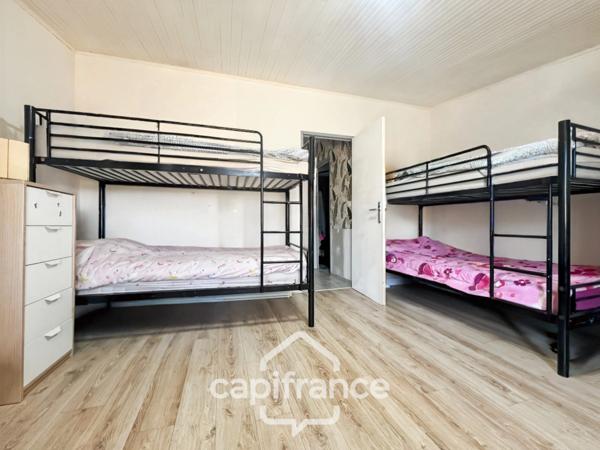 Centre de SAINT CANNAT : Maison de village entièrement RENOVEE DE 112 M2 environ , avec EXTERIEUR, 2 étages , 4 chambres .