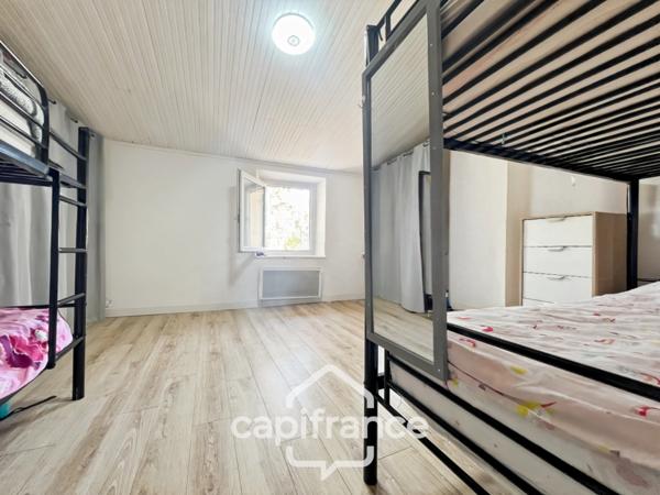 Centre de SAINT CANNAT : Maison de village entièrement RENOVEE DE 112 M2 environ , avec EXTERIEUR, 2 étages , 4 chambres .