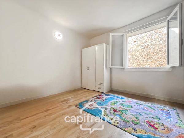 Centre de SAINT CANNAT : Maison de village entièrement RENOVEE DE 112 M2 environ , avec EXTERIEUR, 2 étages , 4 chambres .