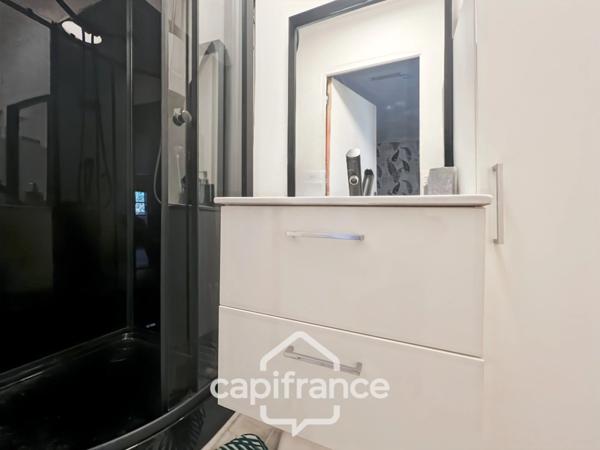 Centre de SAINT CANNAT : Maison de village entièrement RENOVEE DE 112 M2 environ , avec EXTERIEUR, 2 étages , 4 chambres .