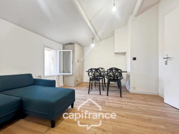 Centre de SAINT CANNAT : Maison de village entièrement RENOVEE DE 112 M2 environ , avec EXTERIEUR, 2 étages , 4 chambres .