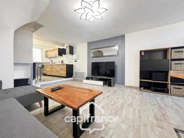 Centre de SAINT CANNAT : Maison de village entièrement RENOVEE DE 112 M2 environ , avec EXTERIEUR, 2 étages , 4 chambres .