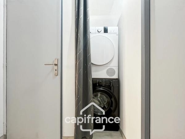 Centre de SAINT CANNAT : Maison de village entièrement RENOVEE DE 112 M2 environ , avec EXTERIEUR, 2 étages , 4 chambres .