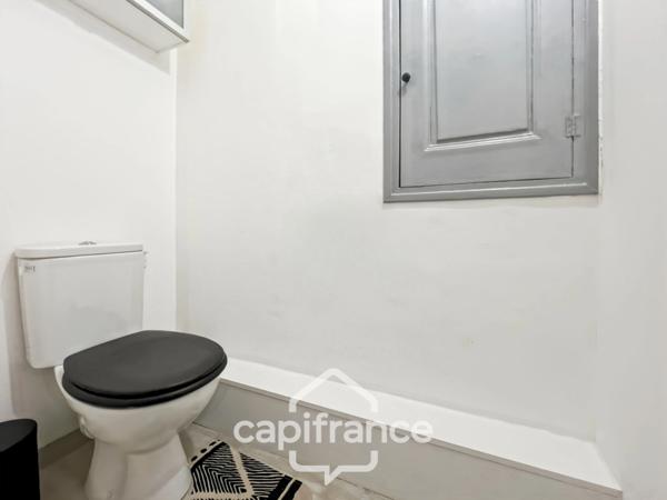 Centre de SAINT CANNAT : Maison de village entièrement RENOVEE DE 112 M2 environ , avec EXTERIEUR, 2 étages , 4 chambres .