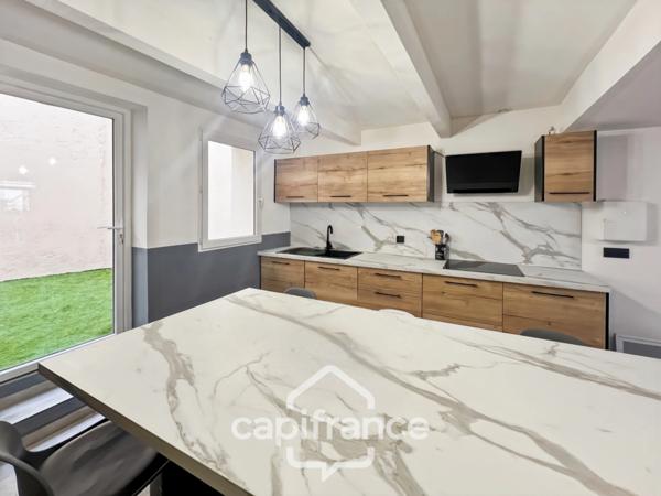 Centre de SAINT CANNAT : Maison de village entièrement RENOVEE DE 112 M2 environ , avec EXTERIEUR, 2 étages , 4 chambres .