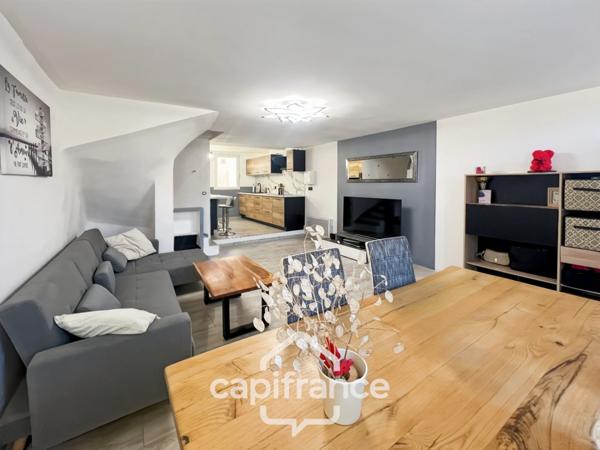 Centre de SAINT CANNAT : Maison de village entièrement RENOVEE DE 112 M2 environ , avec EXTERIEUR, 2 étages , 4 chambres .