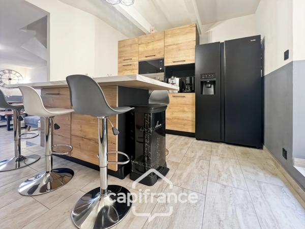 Centre de SAINT CANNAT : Maison de village entièrement RENOVEE DE 112 M2 environ , avec EXTERIEUR, 2 étages , 4 chambres .