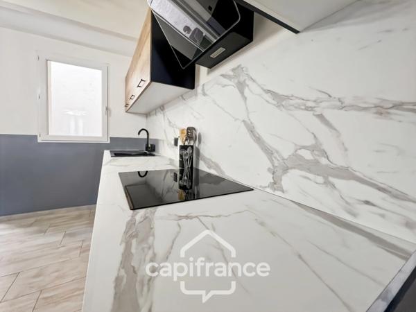 Centre de SAINT CANNAT : Maison de village entièrement RENOVEE DE 112 M2 environ , avec EXTERIEUR, 2 étages , 4 chambres .