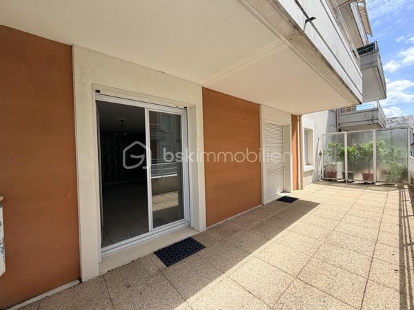 Voici une version corrigée et plus attractive pour une annonce immobilière :

Idéalement situé à deux pas de l'arrêt de tram Monconseil, au sein d'une résidence calme et sécurisée, cet appartement vous séduira par sa proximité immédiate avec toutes les commodités : commerces, bus, tramway et accès rapide au centre-ville de Tours.

Situé au 1er étage avec ascenseur, il se compose d'une entrée avec rangements et espace buanderie, d'une cuisine indépendante aménagée et équipée, ainsi que d'un vaste salon-séjour lumineux ouvrant sur une grande terrasse exposée Ouest.

L'espace nuit comprend deux chambres, une salle d'eau et des WC séparés.

Côté confort, vous bénéficierez de fenêtres en PVC avec double vitrage et d'un chauffage individuel électrique.

**Le véritable atout de ce bien : un garage fermé (box) en sous-sol, un confort rare et très recherché sur le secteur.**

À découvrir sans tarder !