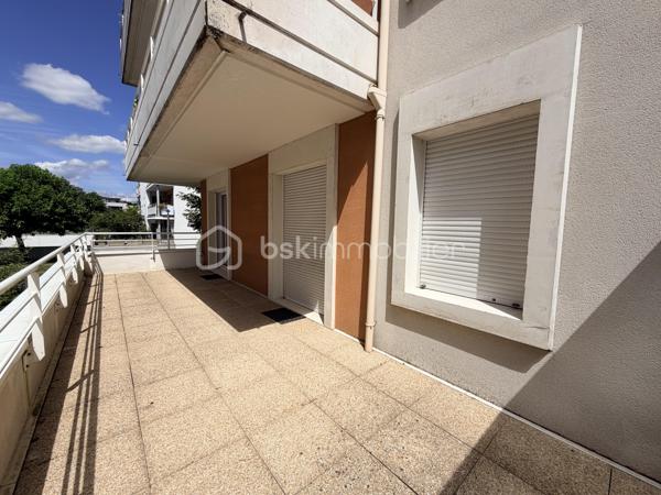 Voici une version corrigée et plus attractive pour une annonce immobilière :

Idéalement situé à deux pas de l'arrêt de tram Monconseil, au sein d'une résidence calme et sécurisée, cet appartement vous séduira par sa proximité immédiate avec toutes les commodités : commerces, bus, tramway et accès rapide au centre-ville de Tours.

Situé au 1er étage avec ascenseur, il se compose d'une entrée avec rangements et espace buanderie, d'une cuisine indépendante aménagée et équipée, ainsi que d'un vaste salon-séjour lumineux ouvrant sur une grande terrasse exposée Ouest.

L'espace nuit comprend deux chambres, une salle d'eau et des WC séparés.

Côté confort, vous bénéficierez de fenêtres en PVC avec double vitrage et d'un chauffage individuel électrique.

**Le véritable atout de ce bien : un garage fermé (box) en sous-sol, un confort rare et très recherché sur le secteur.**

À découvrir sans tarder !