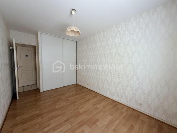 Voici une version corrigée et plus attractive pour une annonce immobilière :

Idéalement situé à deux pas de l'arrêt de tram Monconseil, au sein d'une résidence calme et sécurisée, cet appartement vous séduira par sa proximité immédiate avec toutes les commodités : commerces, bus, tramway et accès rapide au centre-ville de Tours.

Situé au 1er étage avec ascenseur, il se compose d'une entrée avec rangements et espace buanderie, d'une cuisine indépendante aménagée et équipée, ainsi que d'un vaste salon-séjour lumineux ouvrant sur une grande terrasse exposée Ouest.

L'espace nuit comprend deux chambres, une salle d'eau et des WC séparés.

Côté confort, vous bénéficierez de fenêtres en PVC avec double vitrage et d'un chauffage individuel électrique.

**Le véritable atout de ce bien : un garage fermé (box) en sous-sol, un confort rare et très recherché sur le secteur.**

À découvrir sans tarder !