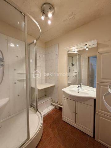 Voici une version corrigée et plus attractive pour une annonce immobilière :

Idéalement situé à deux pas de l'arrêt de tram Monconseil, au sein d'une résidence calme et sécurisée, cet appartement vous séduira par sa proximité immédiate avec toutes les commodités : commerces, bus, tramway et accès rapide au centre-ville de Tours.

Situé au 1er étage avec ascenseur, il se compose d'une entrée avec rangements et espace buanderie, d'une cuisine indépendante aménagée et équipée, ainsi que d'un vaste salon-séjour lumineux ouvrant sur une grande terrasse exposée Ouest.

L'espace nuit comprend deux chambres, une salle d'eau et des WC séparés.

Côté confort, vous bénéficierez de fenêtres en PVC avec double vitrage et d'un chauffage individuel électrique.

**Le véritable atout de ce bien : un garage fermé (box) en sous-sol, un confort rare et très recherché sur le secteur.**

À découvrir sans tarder !