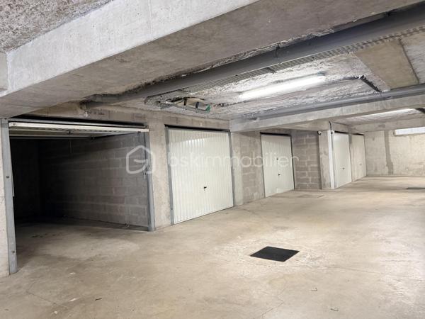 Voici une version corrigée et plus attractive pour une annonce immobilière :

Idéalement situé à deux pas de l'arrêt de tram Monconseil, au sein d'une résidence calme et sécurisée, cet appartement vous séduira par sa proximité immédiate avec toutes les commodités : commerces, bus, tramway et accès rapide au centre-ville de Tours.

Situé au 1er étage avec ascenseur, il se compose d'une entrée avec rangements et espace buanderie, d'une cuisine indépendante aménagée et équipée, ainsi que d'un vaste salon-séjour lumineux ouvrant sur une grande terrasse exposée Ouest.

L'espace nuit comprend deux chambres, une salle d'eau et des WC séparés.

Côté confort, vous bénéficierez de fenêtres en PVC avec double vitrage et d'un chauffage individuel électrique.

**Le véritable atout de ce bien : un garage fermé (box) en sous-sol, un confort rare et très recherché sur le secteur.**

À découvrir sans tarder !