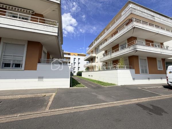 Voici une version corrigée et plus attractive pour une annonce immobilière :

Idéalement situé à deux pas de l'arrêt de tram Monconseil, au sein d'une résidence calme et sécurisée, cet appartement vous séduira par sa proximité immédiate avec toutes les commodités : commerces, bus, tramway et accès rapide au centre-ville de Tours.

Situé au 1er étage avec ascenseur, il se compose d'une entrée avec rangements et espace buanderie, d'une cuisine indépendante aménagée et équipée, ainsi que d'un vaste salon-séjour lumineux ouvrant sur une grande terrasse exposée Ouest.

L'espace nuit comprend deux chambres, une salle d'eau et des WC séparés.

Côté confort, vous bénéficierez de fenêtres en PVC avec double vitrage et d'un chauffage individuel électrique.

**Le véritable atout de ce bien : un garage fermé (box) en sous-sol, un confort rare et très recherché sur le secteur.**

À découvrir sans tarder !