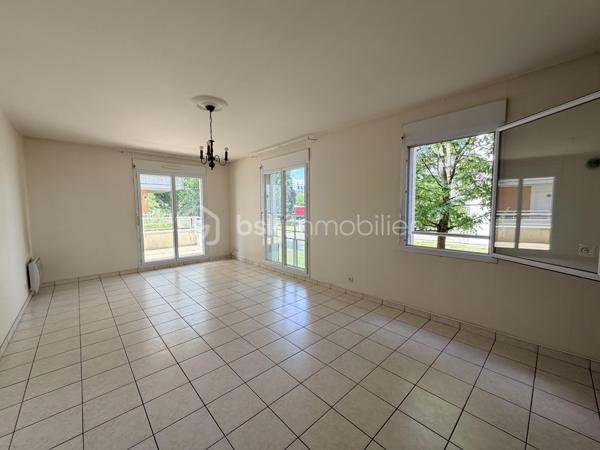 Voici une version corrigée et plus attractive pour une annonce immobilière :

Idéalement situé à deux pas de l'arrêt de tram Monconseil, au sein d'une résidence calme et sécurisée, cet appartement vous séduira par sa proximité immédiate avec toutes les commodités : commerces, bus, tramway et accès rapide au centre-ville de Tours.

Situé au 1er étage avec ascenseur, il se compose d'une entrée avec rangements et espace buanderie, d'une cuisine indépendante aménagée et équipée, ainsi que d'un vaste salon-séjour lumineux ouvrant sur une grande terrasse exposée Ouest.

L'espace nuit comprend deux chambres, une salle d'eau et des WC séparés.

Côté confort, vous bénéficierez de fenêtres en PVC avec double vitrage et d'un chauffage individuel électrique.

**Le véritable atout de ce bien : un garage fermé (box) en sous-sol, un confort rare et très recherché sur le secteur.**

À découvrir sans tarder !