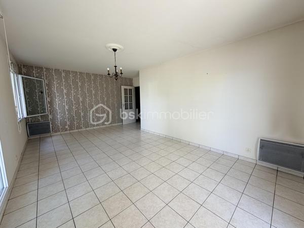 Voici une version corrigée et plus attractive pour une annonce immobilière :

Idéalement situé à deux pas de l'arrêt de tram Monconseil, au sein d'une résidence calme et sécurisée, cet appartement vous séduira par sa proximité immédiate avec toutes les commodités : commerces, bus, tramway et accès rapide au centre-ville de Tours.

Situé au 1er étage avec ascenseur, il se compose d'une entrée avec rangements et espace buanderie, d'une cuisine indépendante aménagée et équipée, ainsi que d'un vaste salon-séjour lumineux ouvrant sur une grande terrasse exposée Ouest.

L'espace nuit comprend deux chambres, une salle d'eau et des WC séparés.

Côté confort, vous bénéficierez de fenêtres en PVC avec double vitrage et d'un chauffage individuel électrique.

**Le véritable atout de ce bien : un garage fermé (box) en sous-sol, un confort rare et très recherché sur le secteur.**

À découvrir sans tarder !