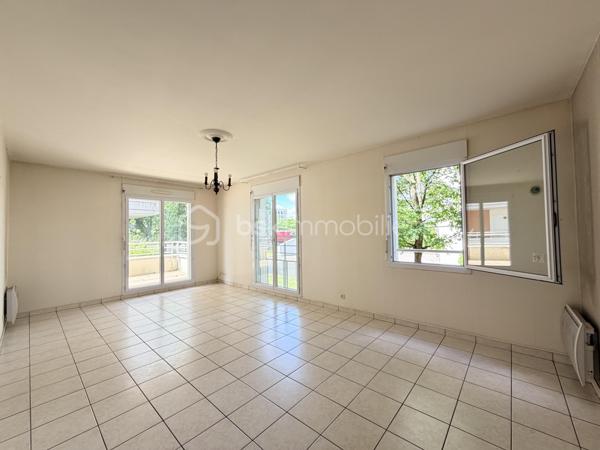 Voici une version corrigée et plus attractive pour une annonce immobilière :

Idéalement situé à deux pas de l'arrêt de tram Monconseil, au sein d'une résidence calme et sécurisée, cet appartement vous séduira par sa proximité immédiate avec toutes les commodités : commerces, bus, tramway et accès rapide au centre-ville de Tours.

Situé au 1er étage avec ascenseur, il se compose d'une entrée avec rangements et espace buanderie, d'une cuisine indépendante aménagée et équipée, ainsi que d'un vaste salon-séjour lumineux ouvrant sur une grande terrasse exposée Ouest.

L'espace nuit comprend deux chambres, une salle d'eau et des WC séparés.

Côté confort, vous bénéficierez de fenêtres en PVC avec double vitrage et d'un chauffage individuel électrique.

**Le véritable atout de ce bien : un garage fermé (box) en sous-sol, un confort rare et très recherché sur le secteur.**

À découvrir sans tarder !