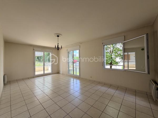 Voici une version corrigée et plus attractive pour une annonce immobilière :

Idéalement situé à deux pas de l'arrêt de tram Monconseil, au sein d'une résidence calme et sécurisée, cet appartement vous séduira par sa proximité immédiate avec toutes les commodités : commerces, bus, tramway et accès rapide au centre-ville de Tours.

Situé au 1er étage avec ascenseur, il se compose d'une entrée avec rangements et espace buanderie, d'une cuisine indépendante aménagée et équipée, ainsi que d'un vaste salon-séjour lumineux ouvrant sur une grande terrasse exposée Ouest.

L'espace nuit comprend deux chambres, une salle d'eau et des WC séparés.

Côté confort, vous bénéficierez de fenêtres en PVC avec double vitrage et d'un chauffage individuel électrique.

**Le véritable atout de ce bien : un garage fermé (box) en sous-sol, un confort rare et très recherché sur le secteur.**

À découvrir sans tarder !
