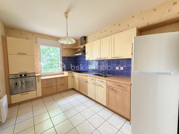 Voici une version corrigée et plus attractive pour une annonce immobilière :

Idéalement situé à deux pas de l'arrêt de tram Monconseil, au sein d'une résidence calme et sécurisée, cet appartement vous séduira par sa proximité immédiate avec toutes les commodités : commerces, bus, tramway et accès rapide au centre-ville de Tours.

Situé au 1er étage avec ascenseur, il se compose d'une entrée avec rangements et espace buanderie, d'une cuisine indépendante aménagée et équipée, ainsi que d'un vaste salon-séjour lumineux ouvrant sur une grande terrasse exposée Ouest.

L'espace nuit comprend deux chambres, une salle d'eau et des WC séparés.

Côté confort, vous bénéficierez de fenêtres en PVC avec double vitrage et d'un chauffage individuel électrique.

**Le véritable atout de ce bien : un garage fermé (box) en sous-sol, un confort rare et très recherché sur le secteur.**

À découvrir sans tarder !