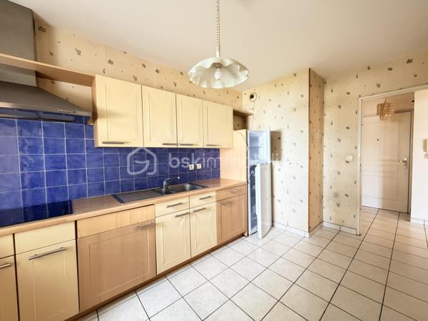 Voici une version corrigée et plus attractive pour une annonce immobilière :

Idéalement situé à deux pas de l'arrêt de tram Monconseil, au sein d'une résidence calme et sécurisée, cet appartement vous séduira par sa proximité immédiate avec toutes les commodités : commerces, bus, tramway et accès rapide au centre-ville de Tours.

Situé au 1er étage avec ascenseur, il se compose d'une entrée avec rangements et espace buanderie, d'une cuisine indépendante aménagée et équipée, ainsi que d'un vaste salon-séjour lumineux ouvrant sur une grande terrasse exposée Ouest.

L'espace nuit comprend deux chambres, une salle d'eau et des WC séparés.

Côté confort, vous bénéficierez de fenêtres en PVC avec double vitrage et d'un chauffage individuel électrique.

**Le véritable atout de ce bien : un garage fermé (box) en sous-sol, un confort rare et très recherché sur le secteur.**

À découvrir sans tarder !