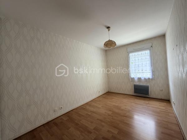 Voici une version corrigée et plus attractive pour une annonce immobilière :

Idéalement situé à deux pas de l'arrêt de tram Monconseil, au sein d'une résidence calme et sécurisée, cet appartement vous séduira par sa proximité immédiate avec toutes les commodités : commerces, bus, tramway et accès rapide au centre-ville de Tours.

Situé au 1er étage avec ascenseur, il se compose d'une entrée avec rangements et espace buanderie, d'une cuisine indépendante aménagée et équipée, ainsi que d'un vaste salon-séjour lumineux ouvrant sur une grande terrasse exposée Ouest.

L'espace nuit comprend deux chambres, une salle d'eau et des WC séparés.

Côté confort, vous bénéficierez de fenêtres en PVC avec double vitrage et d'un chauffage individuel électrique.

**Le véritable atout de ce bien : un garage fermé (box) en sous-sol, un confort rare et très recherché sur le secteur.**

À découvrir sans tarder !